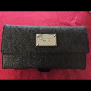 MICHCAEL KORS JET SET ITEM - CHECKBOOK WALLET